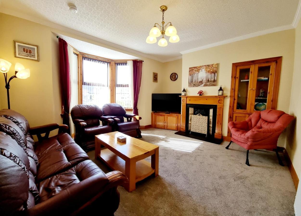 3 Bedroom House Free Parking *